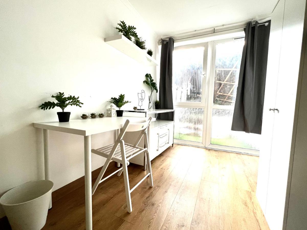 Private Bedrooms In A Flat! Home Away From Home! Shared Bathroom London Exterior photo